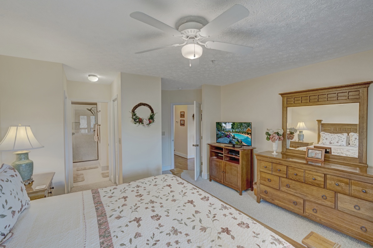 Primary Bedroom--- King Size Bed, TV