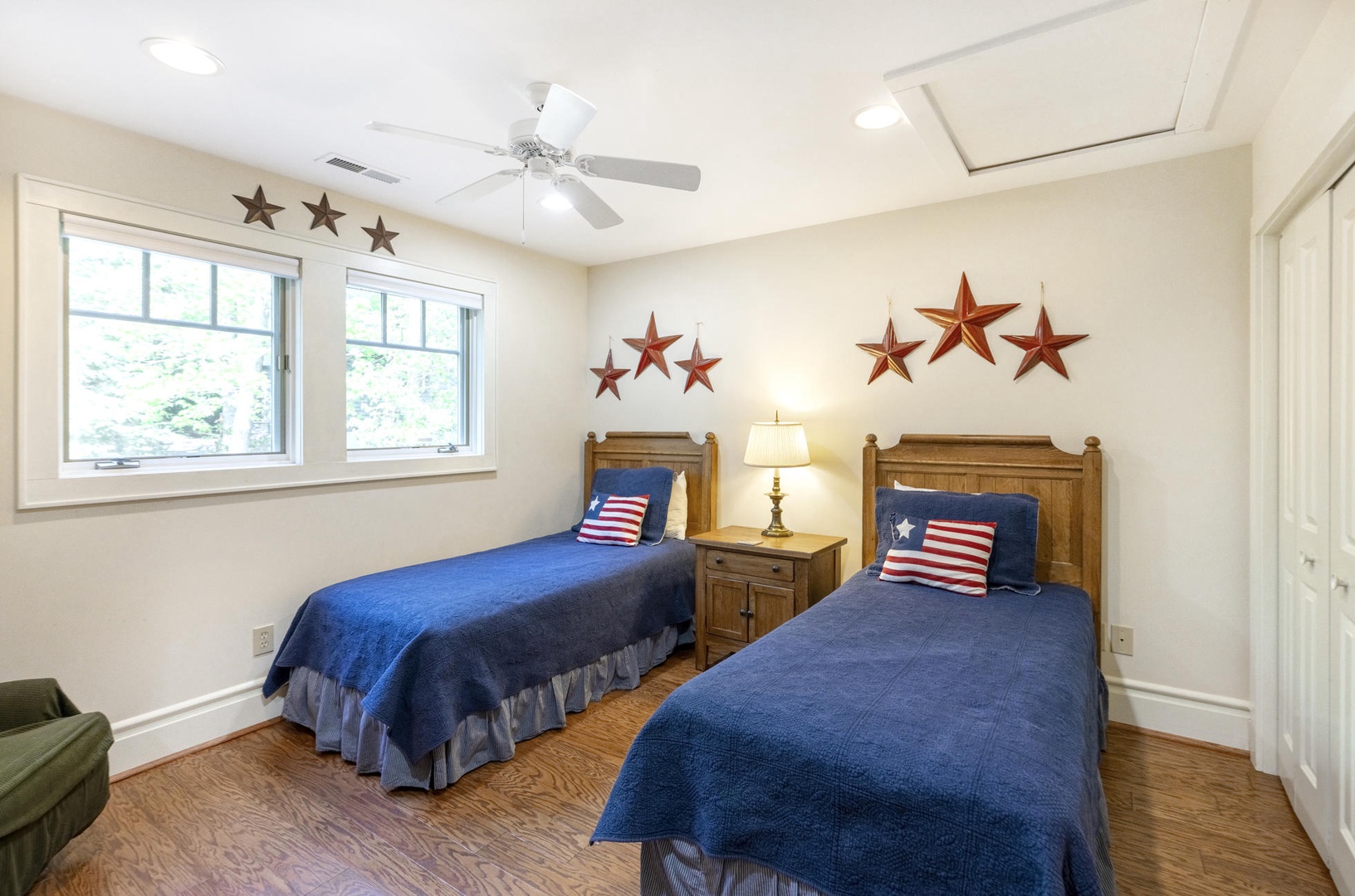 Upstairs Guest Bedroom--- Twin Beds