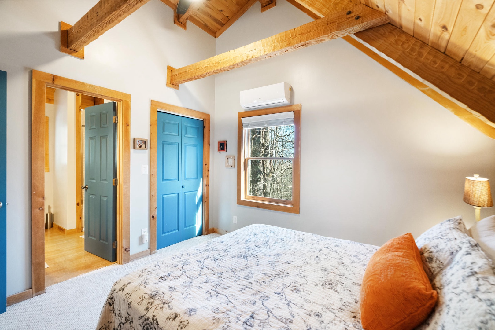 Guest Bedroom---Queen Size Bed, Upstairs