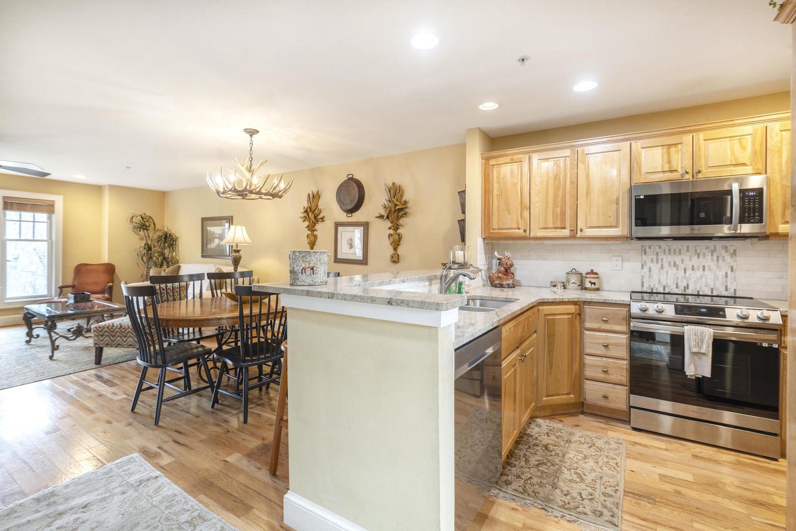 Open Floor Plan--- Kitchen/Dining/Living Rooms