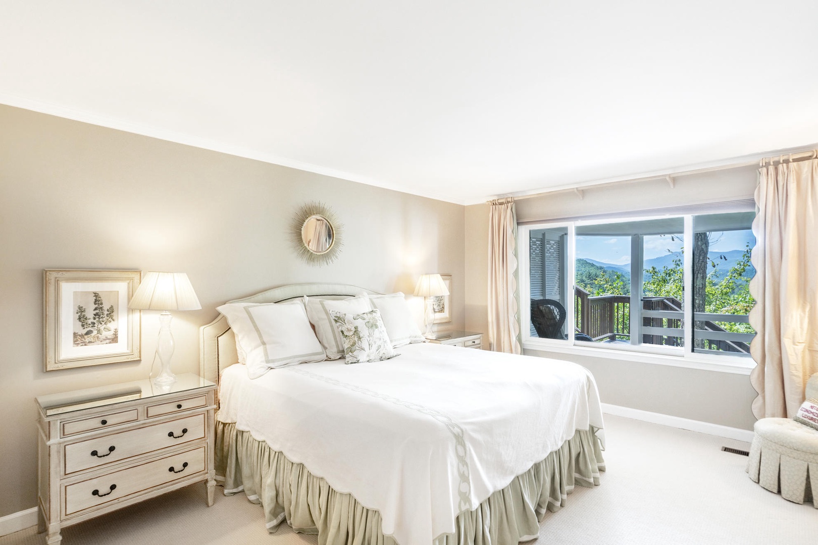 Guest Bedroom- King Size Bed, Mountain View, Downstairs