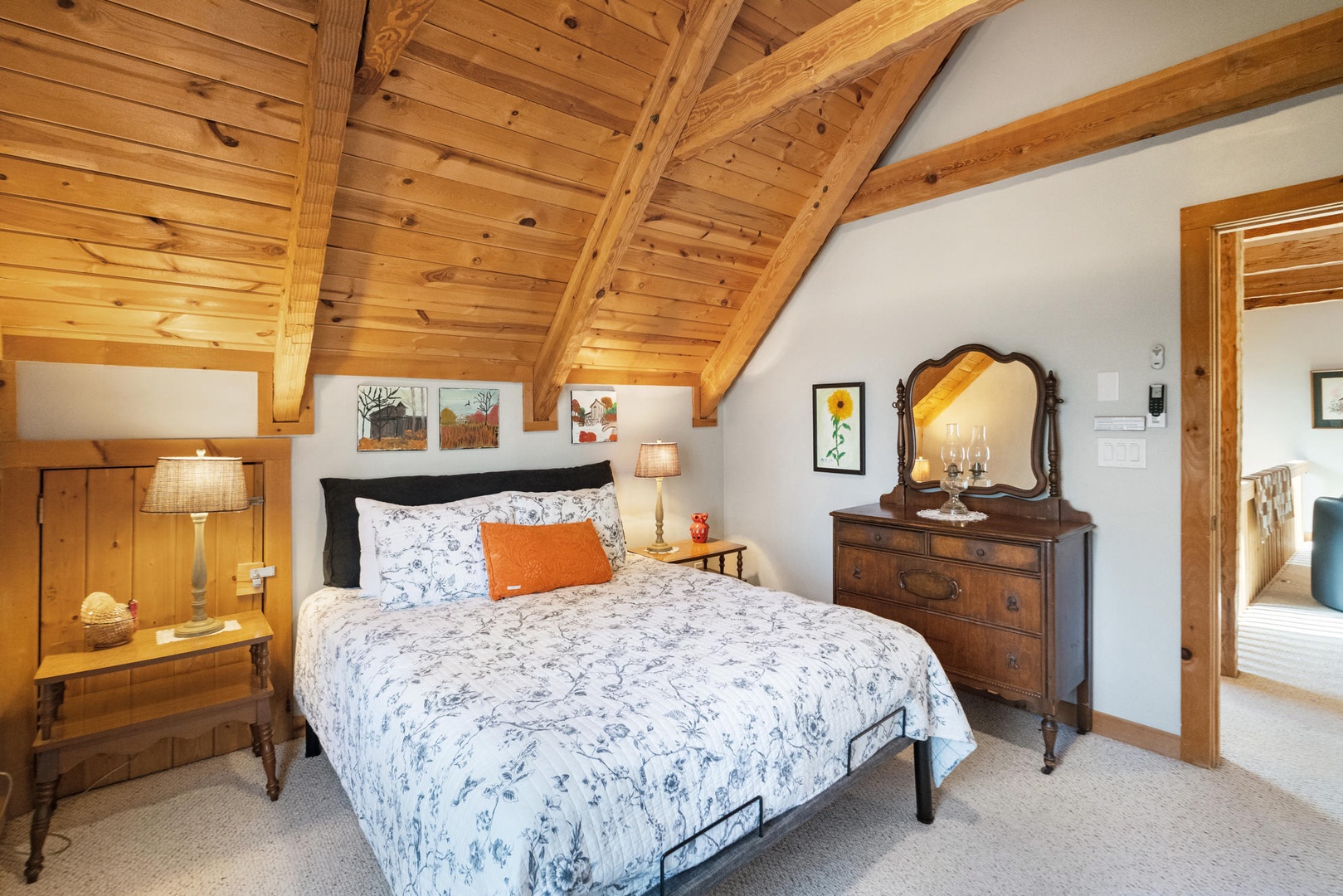 Guest Bedroom---Queen Size Bed, Upstairs