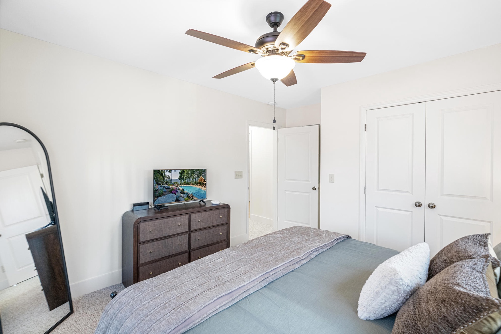 Guest Bedroom---King Size Bed, TV
