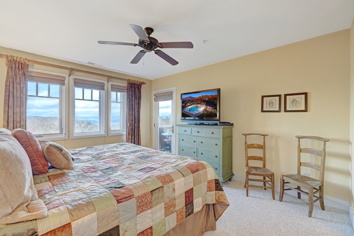 Primary Bedroom---King Size Bed, Mountain View, TV