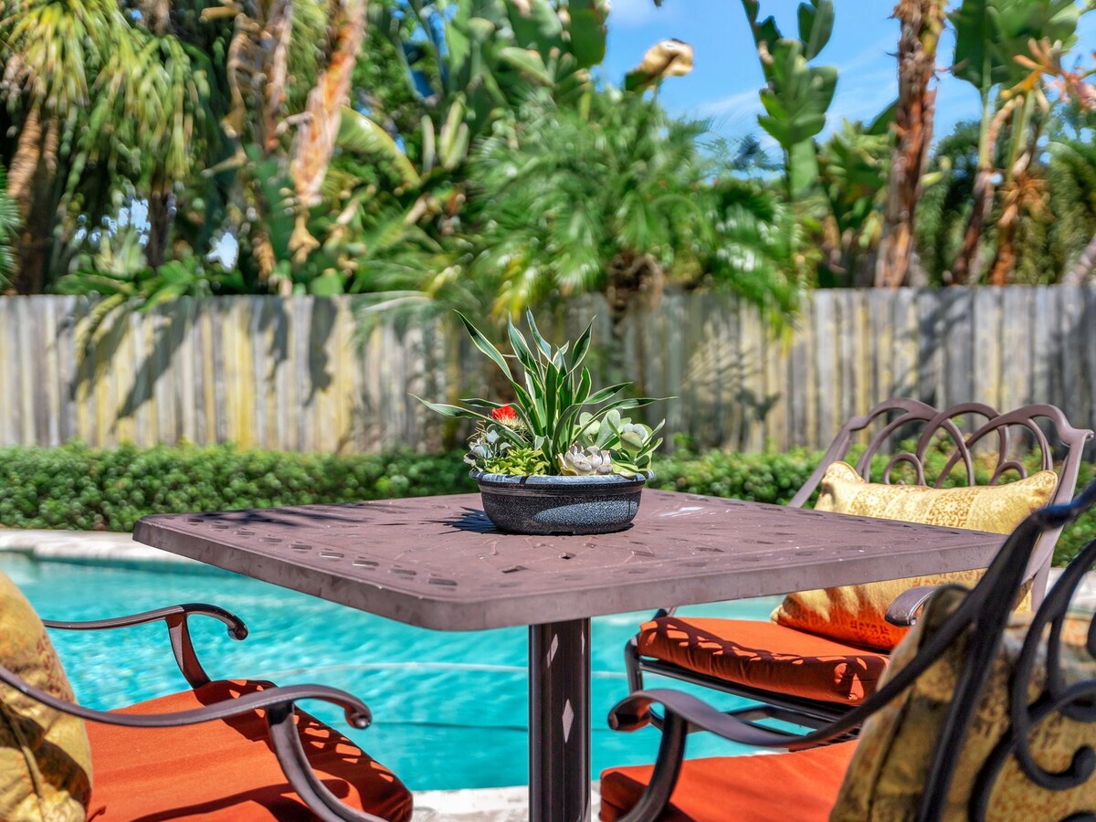 Picture yourself dining poolside under swaying palms and brilliant blue skies. Your private table awaits, with tropical breezes and sunshine framing every moment.