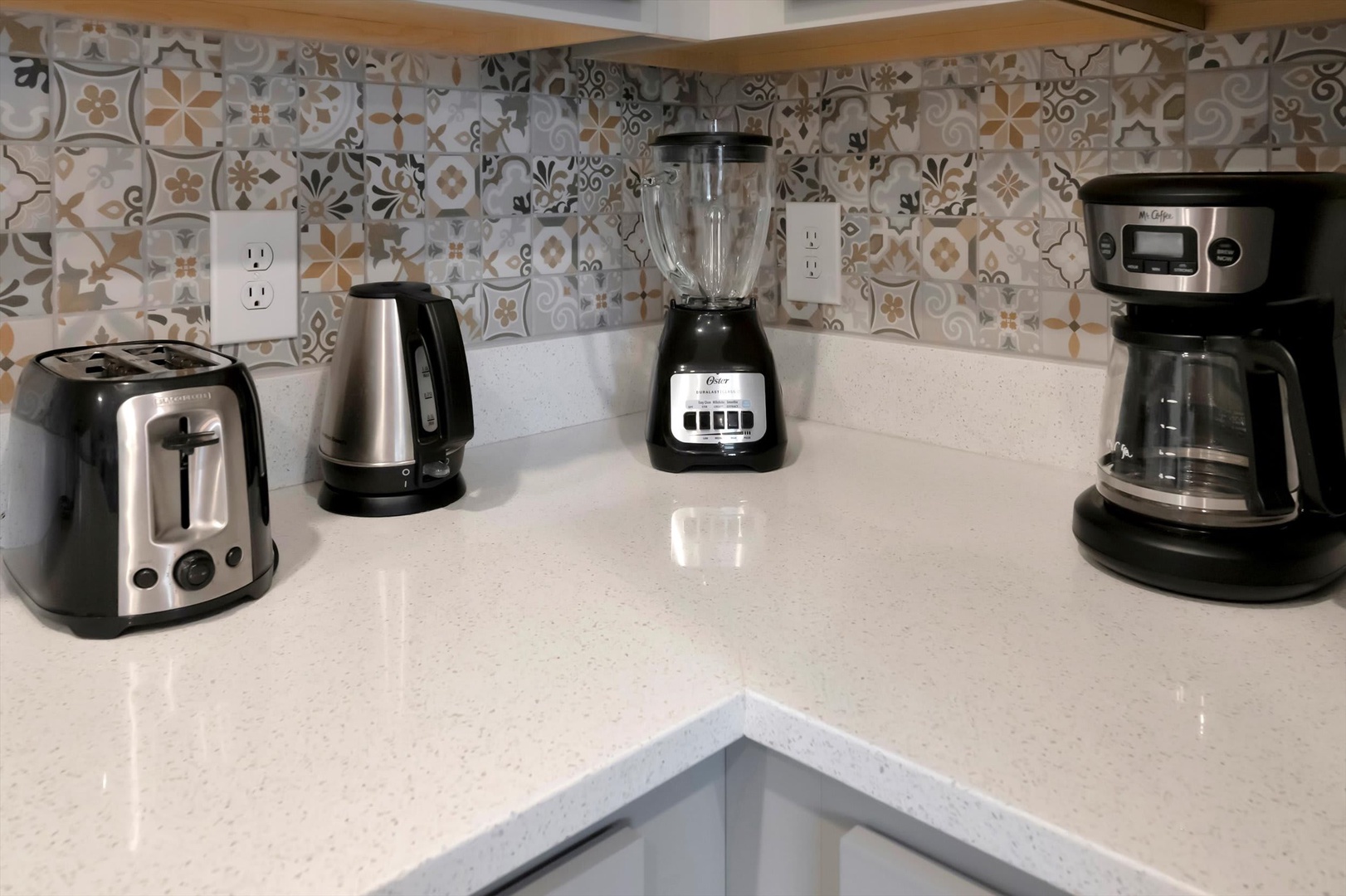 Wake up to your choice of fresh coffee or tea with this fully equipped beverage station, complete with toaster for your perfect morning routine.