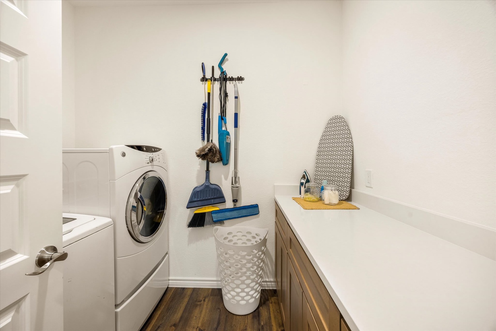 Everything you need is here: washer, dryer, and plenty of counter space to keep your wardrobe fresh and organized throughout your stay.