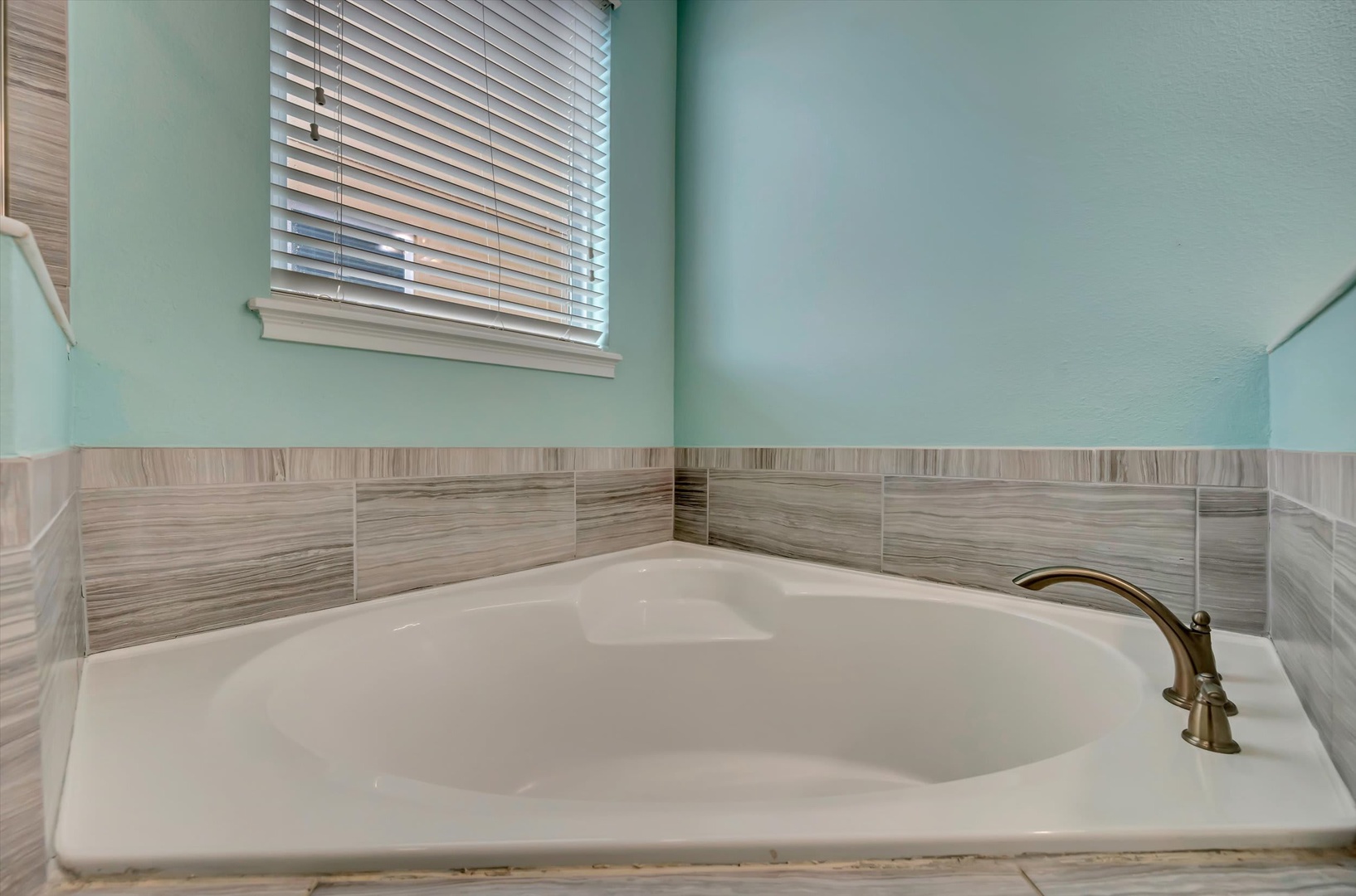 Slip into this spa-like soaking tub and let the day's worries melt away in your private retreat.