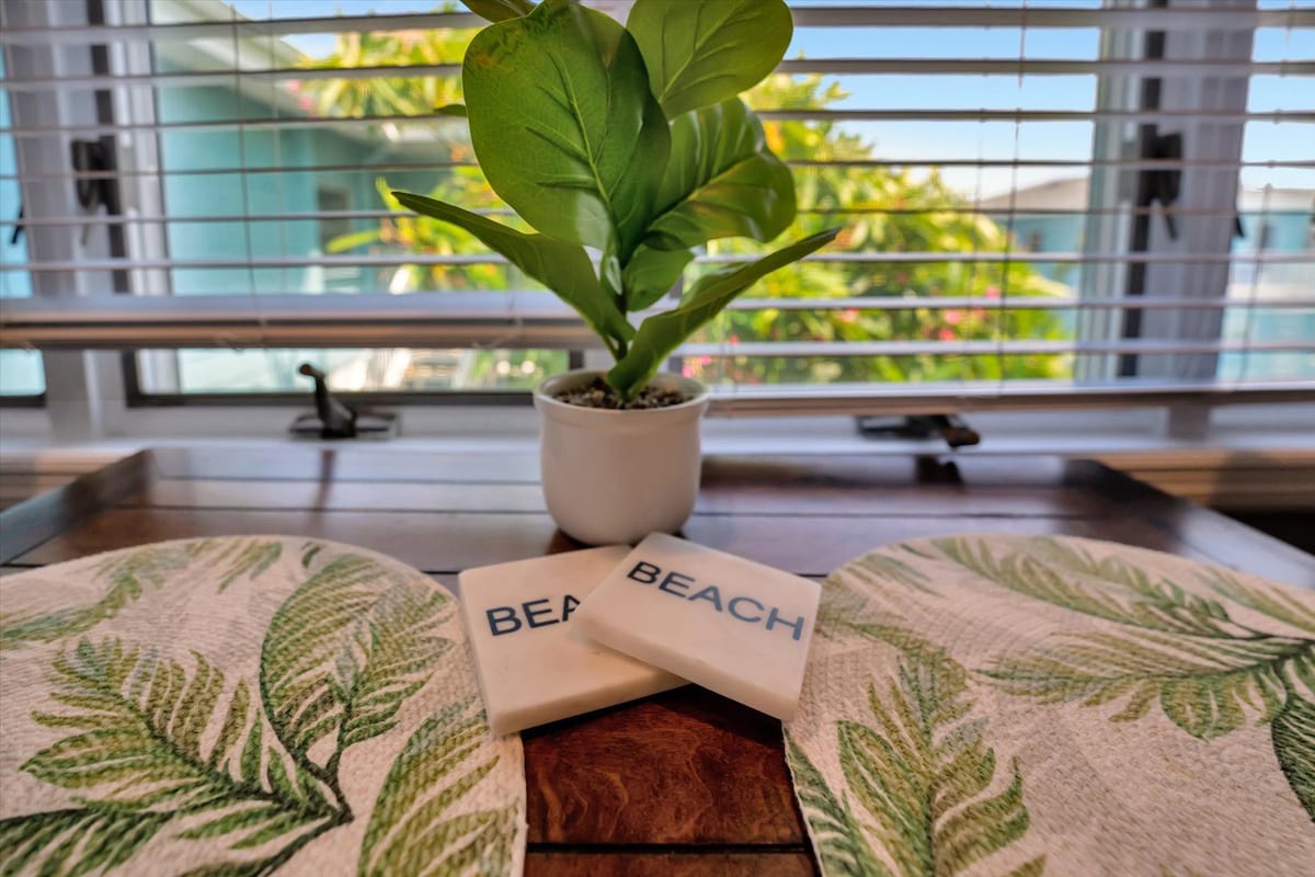 A welcoming indoor-outdoor vibe brings coastal charm to your stay, with tropical accents and ocean breezes just beyond the window.