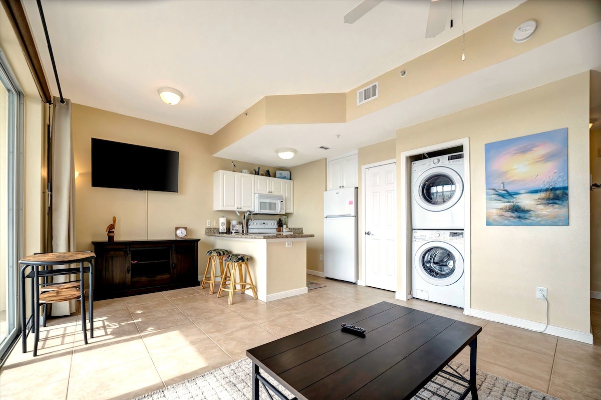 Step into a bright, open-plan space where everything you need flows together effortlessly. Enjoy modern conveniences like in-unit laundry and a fully equipped kitchen, all wrapped in airy comfort with high ceilings and soft natural light.