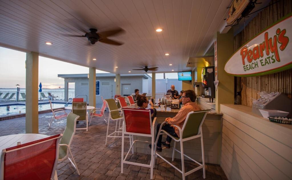 Pearly's Beach Eats offers a laid-back spot to grab a casual bite without leaving the property. Relax poolside with good food and good company in this open-air dining area.