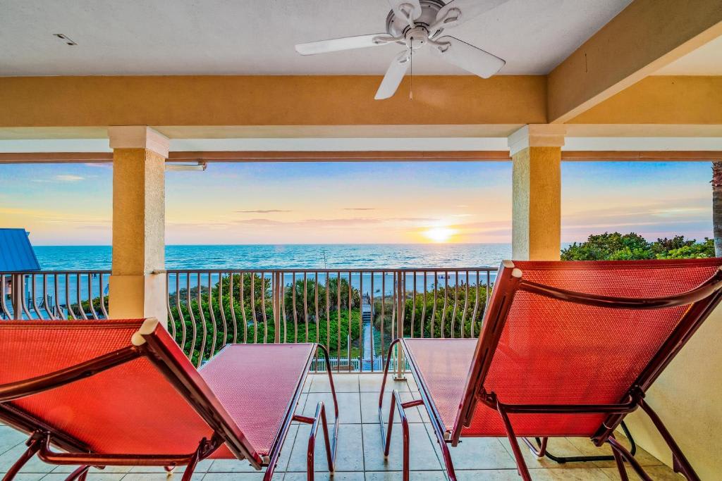 Settle into your private terrace with stunning ocean views and feel the gentle sea breeze as the sun dips below the horizon—your perfect spot for evening relaxation.