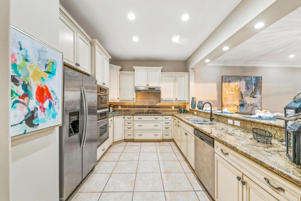 This spacious chef's kitchen is ready for your culinary adventures. With granite countertops, premium appliances, and plenty of prep space, you'll love whipping up vacation meals in this well-appointed space.