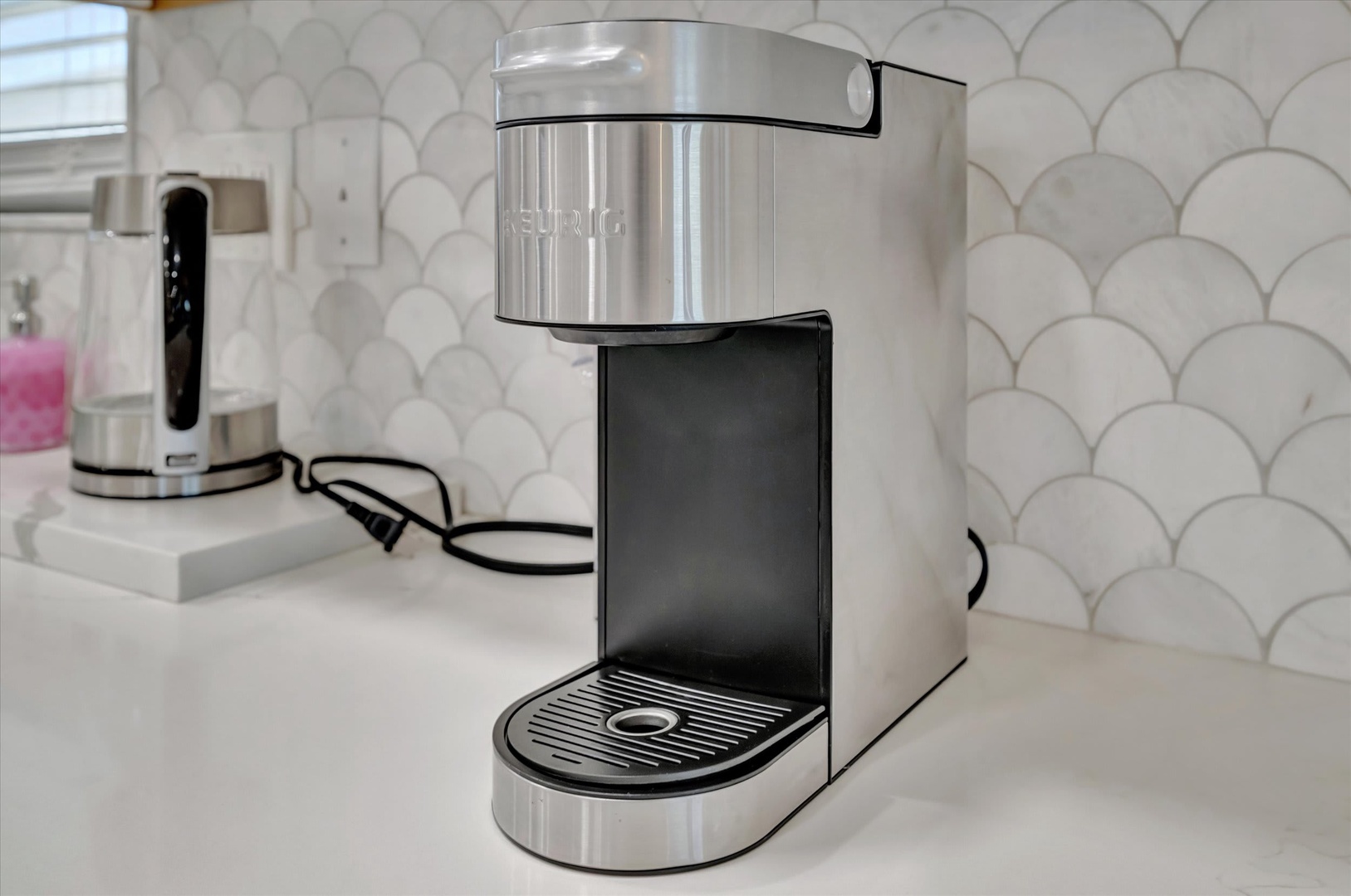 Start your mornings right with this sleek coffee maker, ready to brew your perfect cup while you settle in and plan your day.
