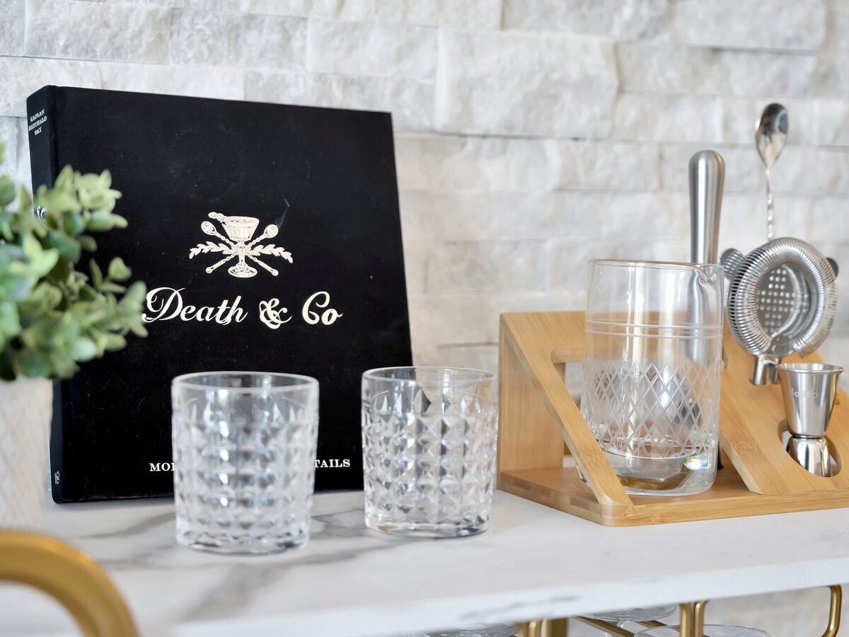 Mix your favorite cocktails with a stylish bar set complete with elegant glassware, strainer, jigger, and stirring tools—everything you need for your evening drinks.