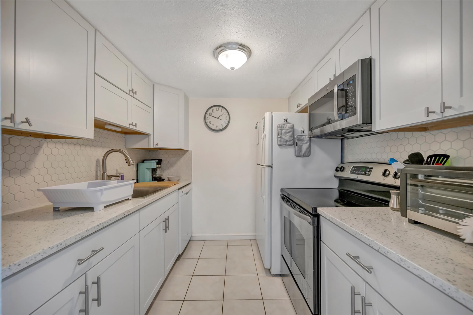 Your bright, fully equipped galley kitchen features modern appliances and plenty of counter space—everything you need to prepare meals in comfort during your stay.