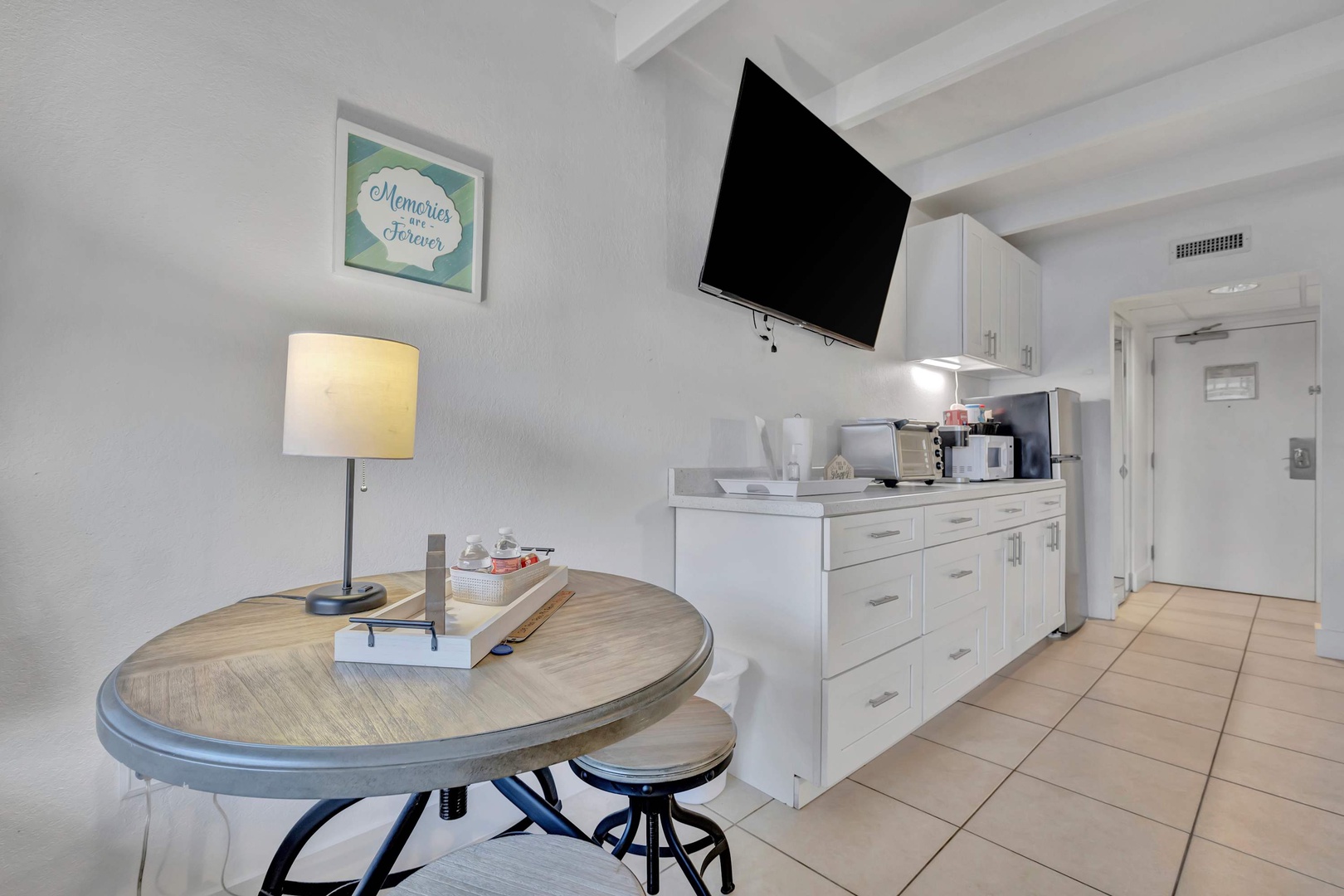 Enjoy your own cozy kitchenette with everything you need to whip up a quick breakfast or evening snack. The modern setup includes a microwave, coffee maker, and mini fridge—perfect for your morning routine.