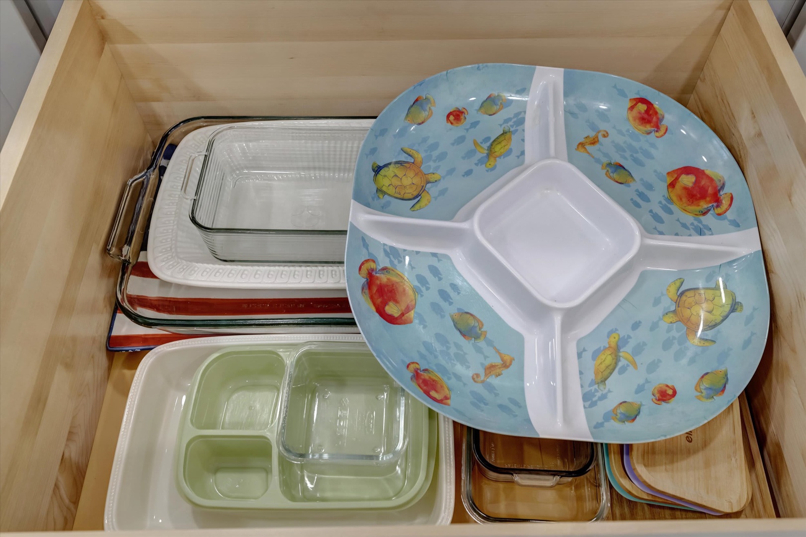 Open the drawer to find everything you need for easy meal prep and casual dining—from bakeware to cheerful serving platters that make every gathering feel special.