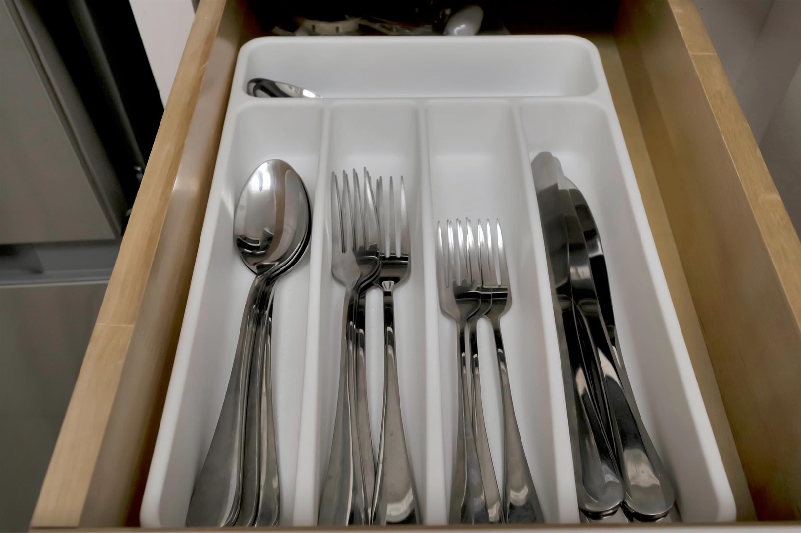 Everything you need is right at your fingertips, with gleaming flatware neatly organized in an easy-access drawer. Enjoy the thoughtful touches that make meal prep effortless and keep your kitchen tidy.