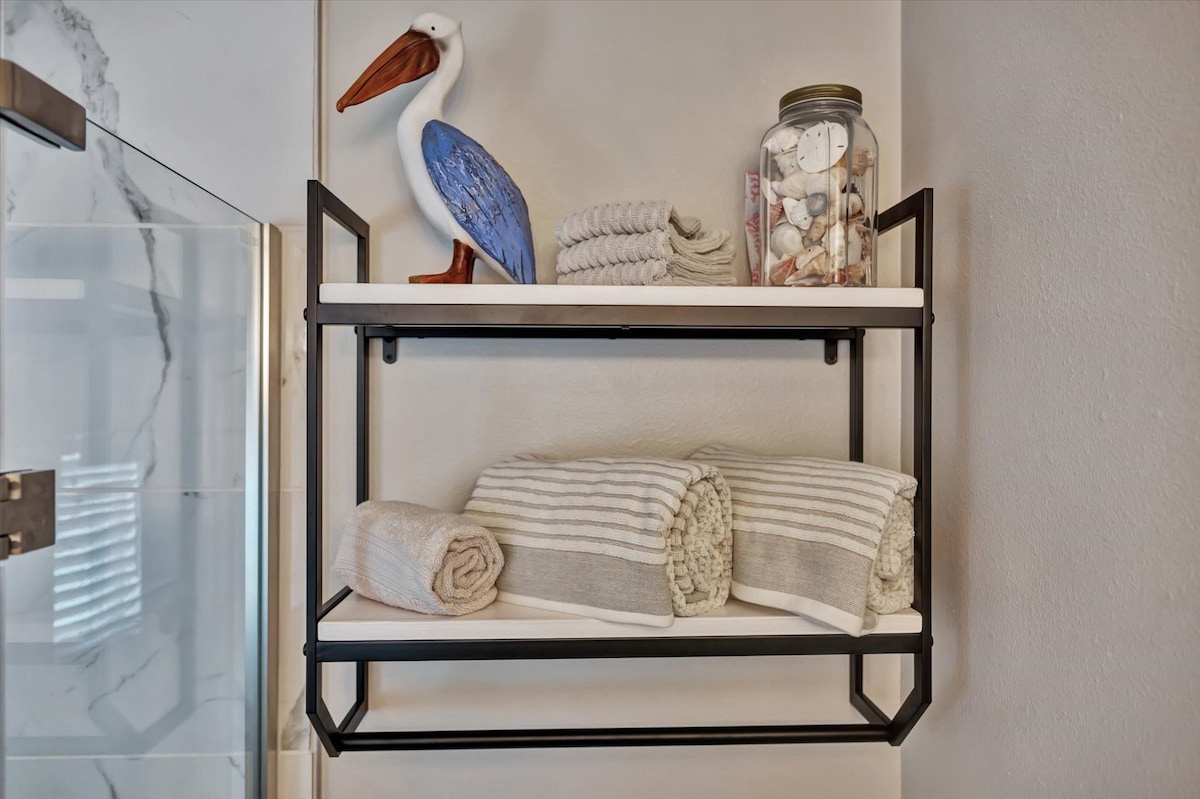 Freshly laundered towels and coastal touches await your arrival, making it easy to settle in and start relaxing right away.