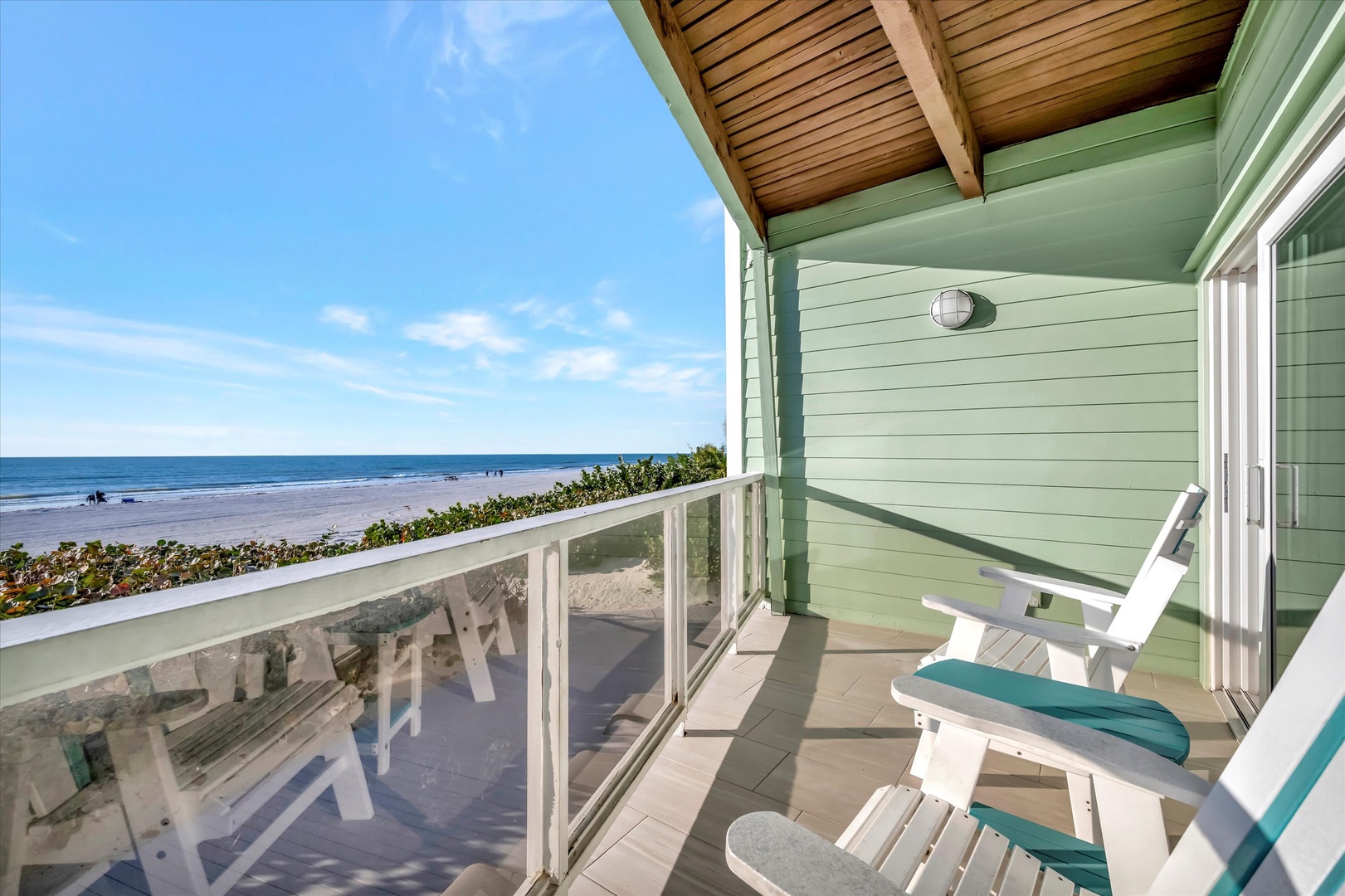 Step onto your private balcony and take in the stunning ocean views stretching along the shoreline. Relax in the morning sun with your coffee, or unwind with the sound of waves as your backdrop.