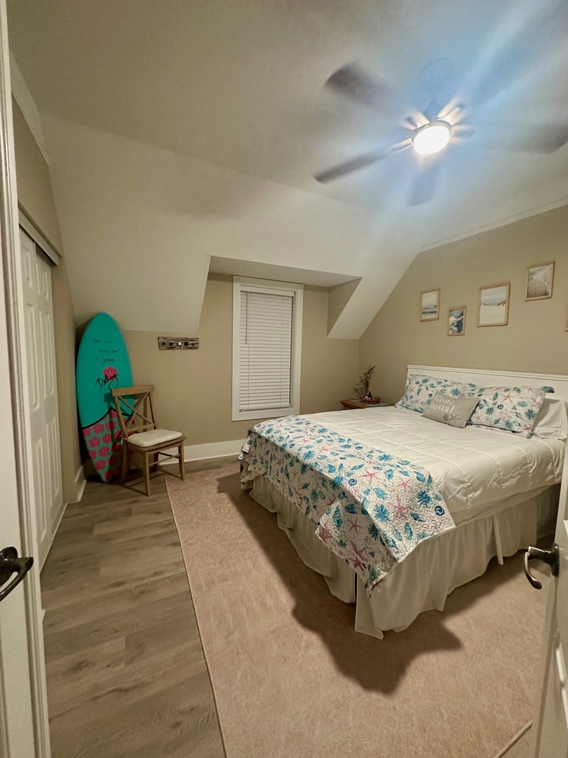 Bedroom 2, Queen Bed