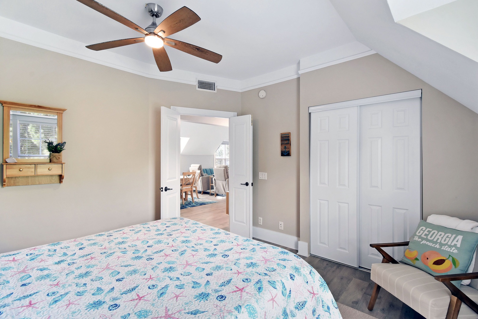 Bedroom 1, Queen Bed