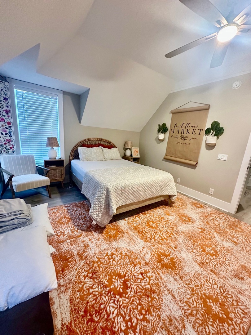 Bedroom 1, Queen Bed