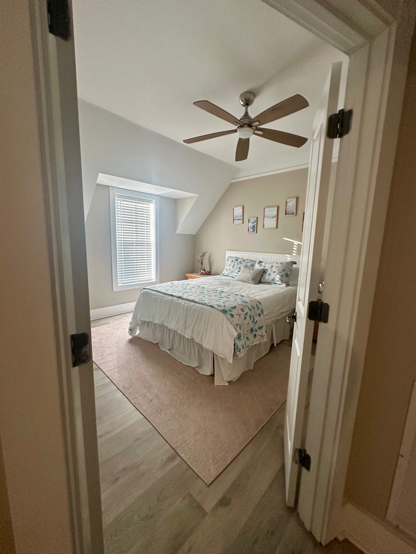 Bedroom 2, Queen Bed