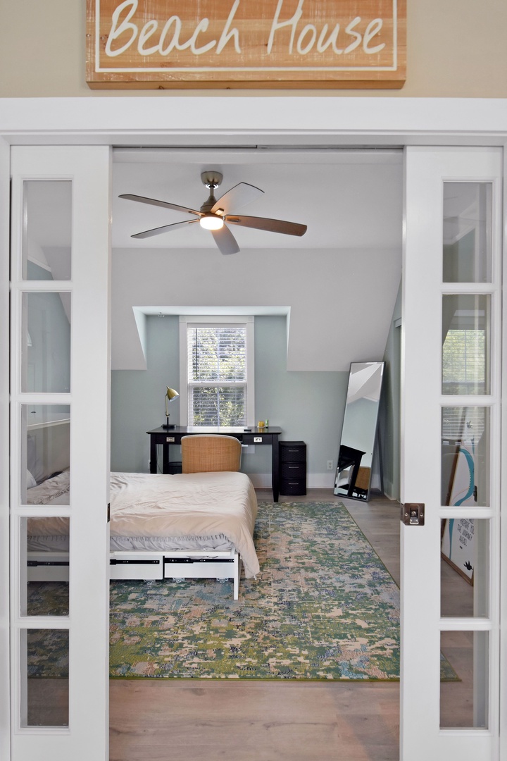 Bedroom 2, Queen Bed