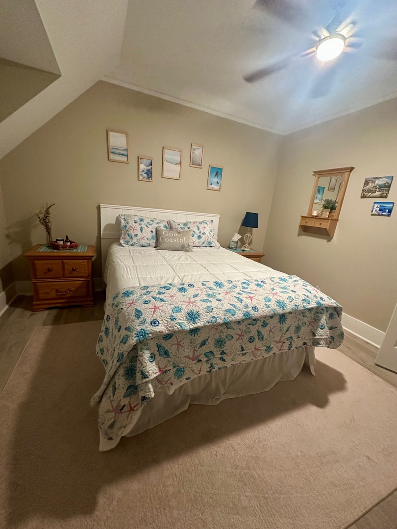 Bedroom 2, Queen Bed