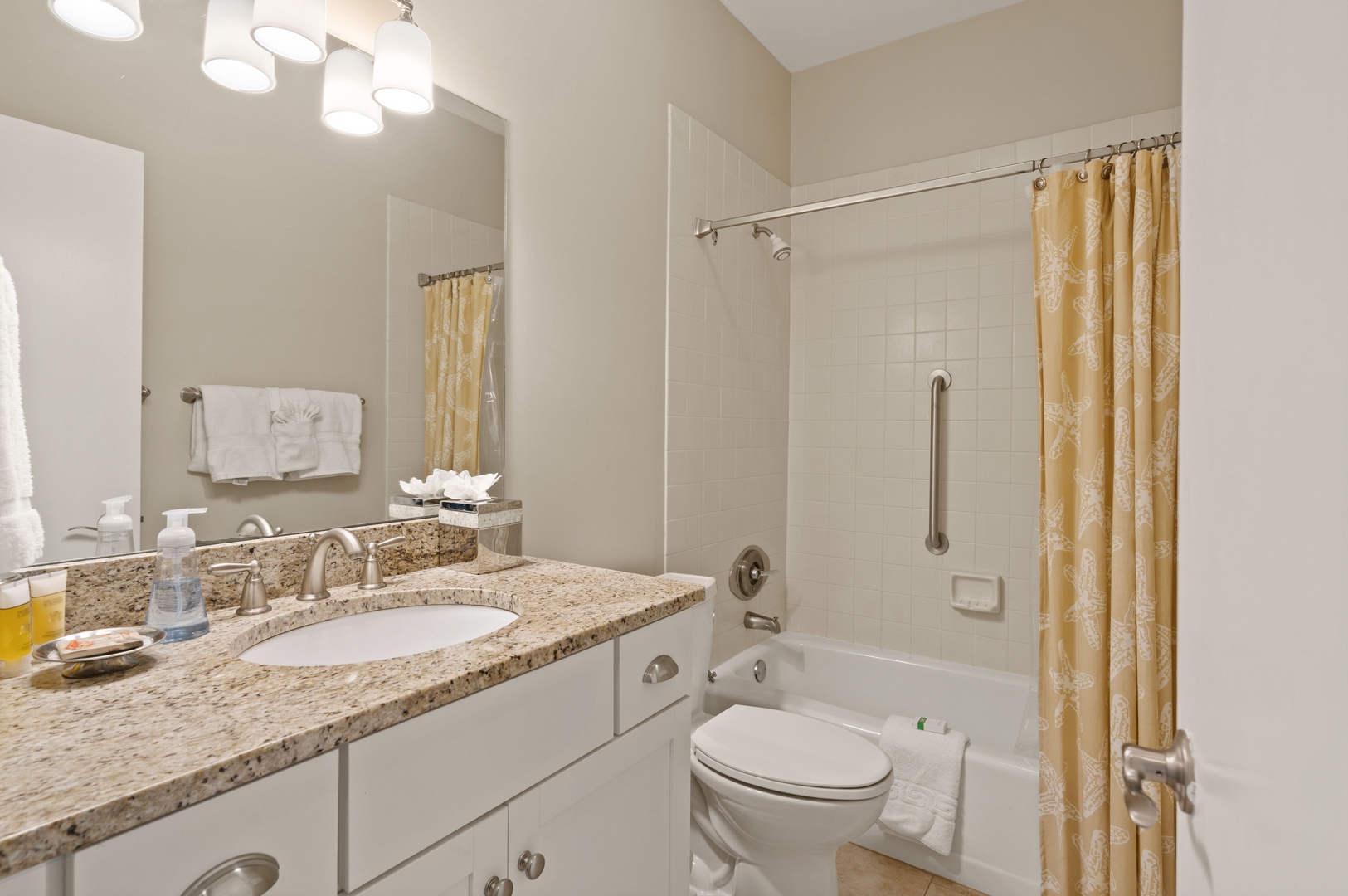 Guest Bathroom with Tub/Shower Combo