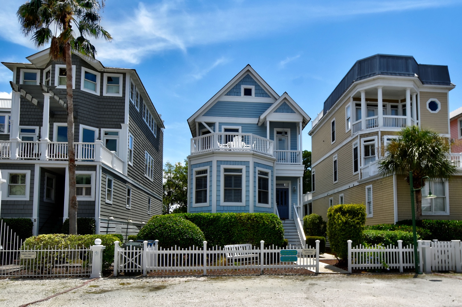 Dauntless Cottage and 4 Parking Spaces