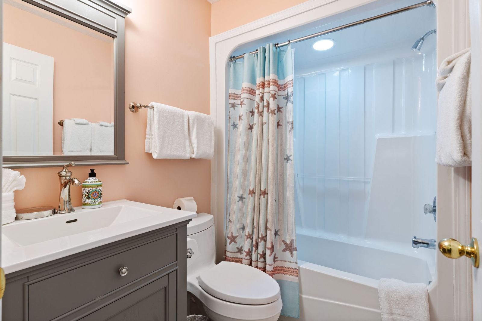 Upstairs, Hall Bathroom, Tub/Shower Combo