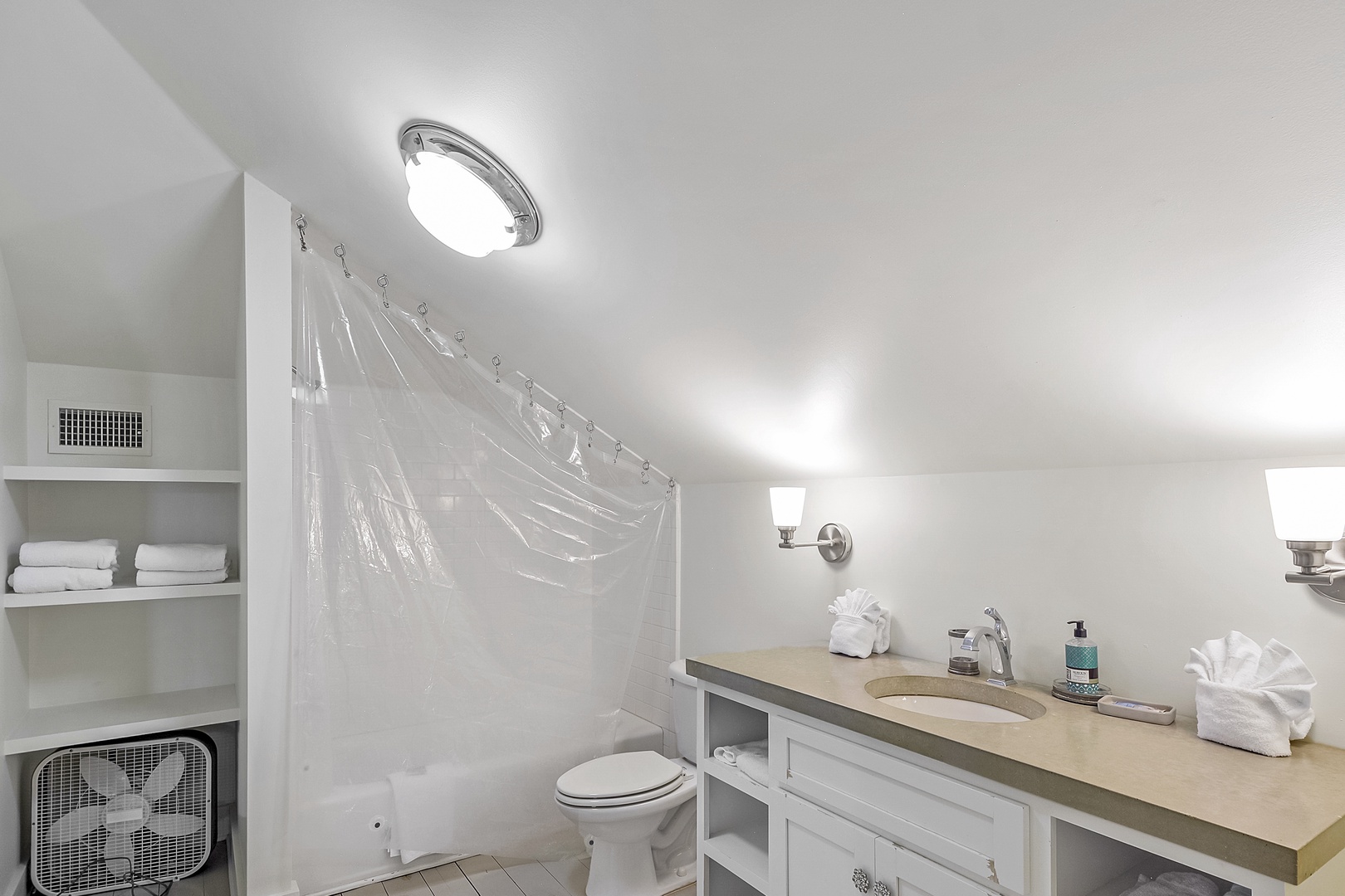 Upstairs, Guest Bathroom 3, Tub/Shower Combo