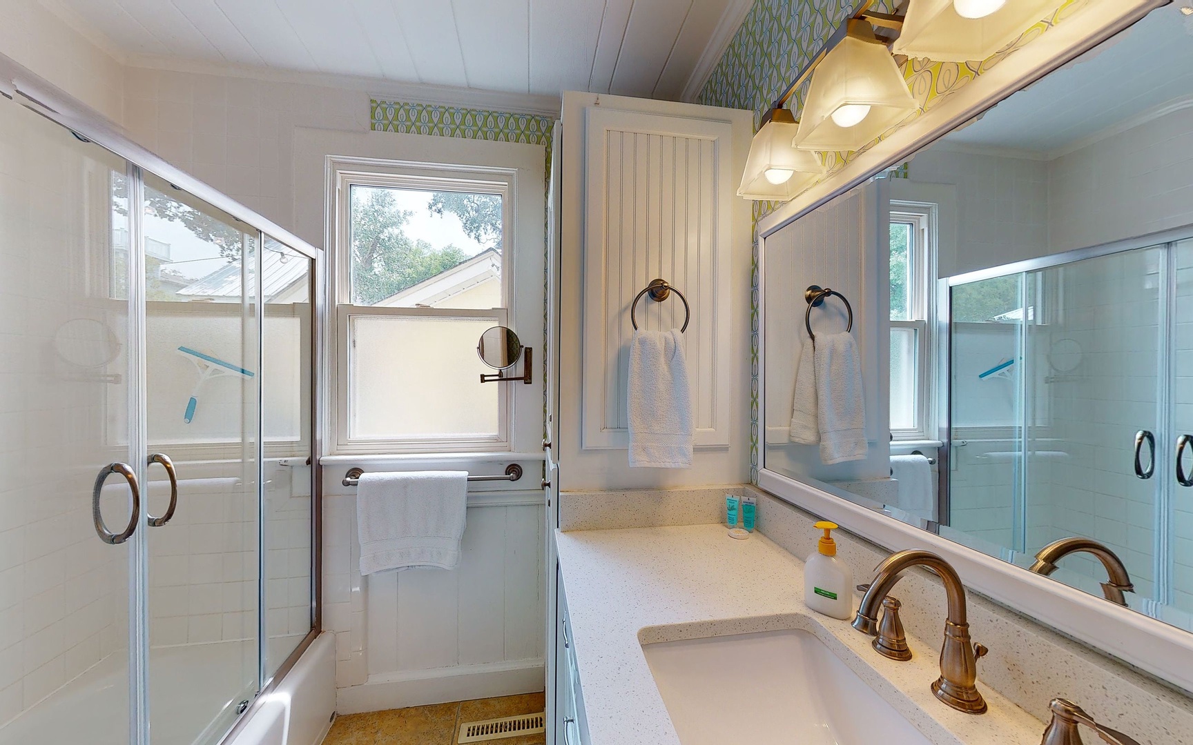 Downstairs Bathroom, Tub/Shower Combo