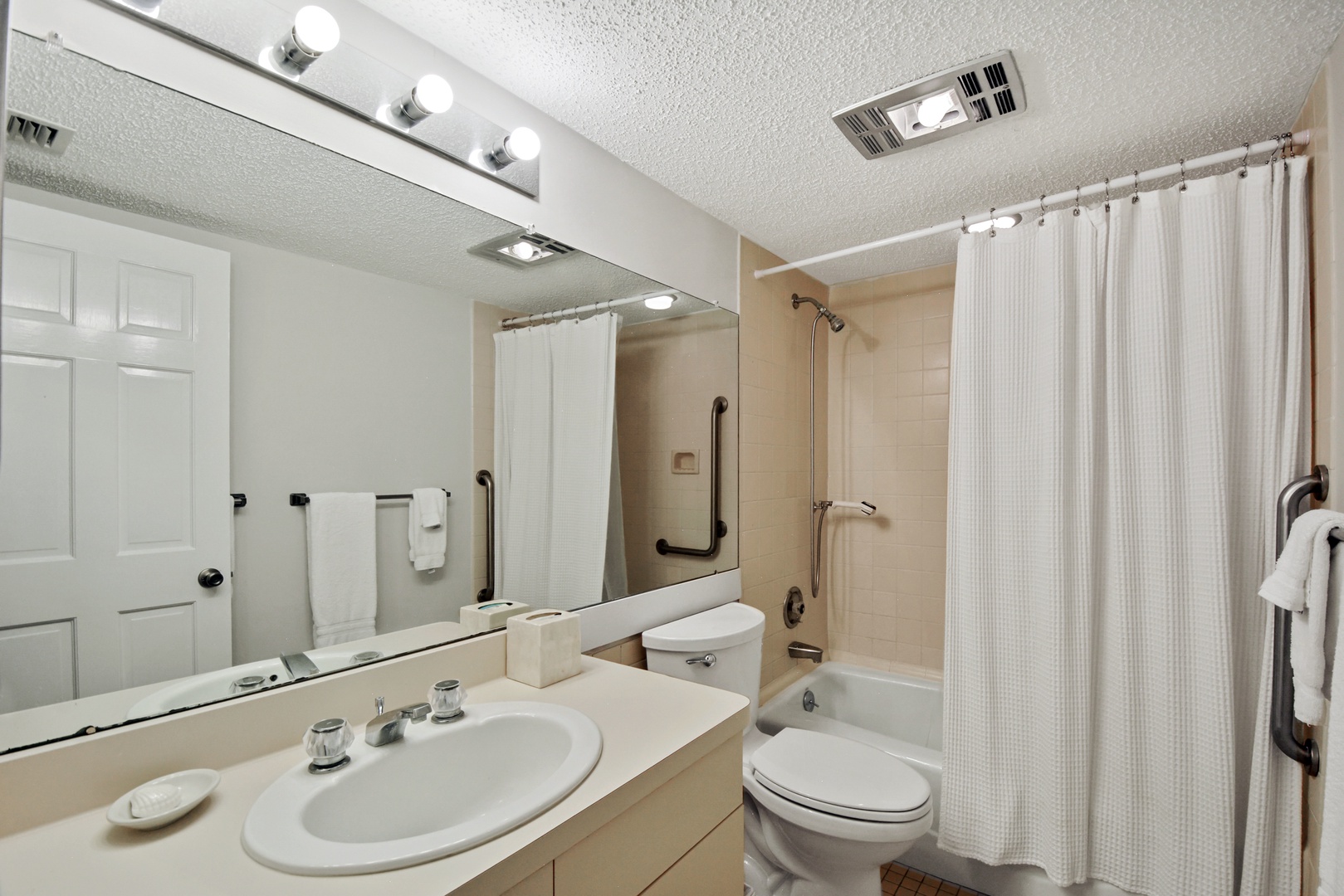 Guest Bathroom, Tub/Shower Combo
