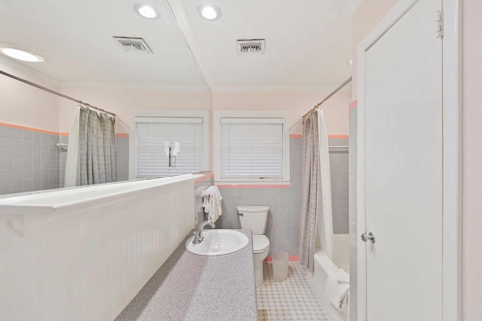 Hall Bathroom with Tub/Shower Combo