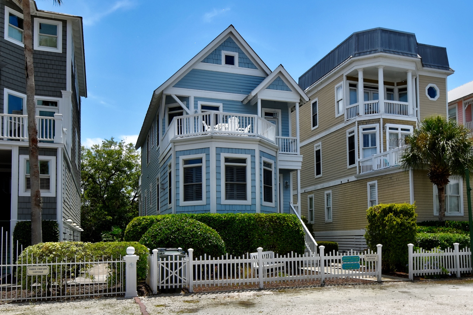 Dauntless Cottage and 4 Parking Spaces