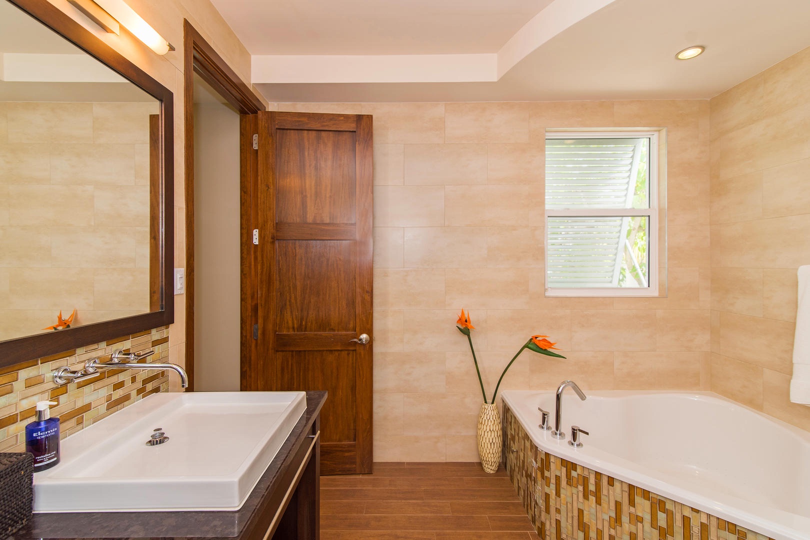 King Master Ensuite Bath with Soaking Tub.