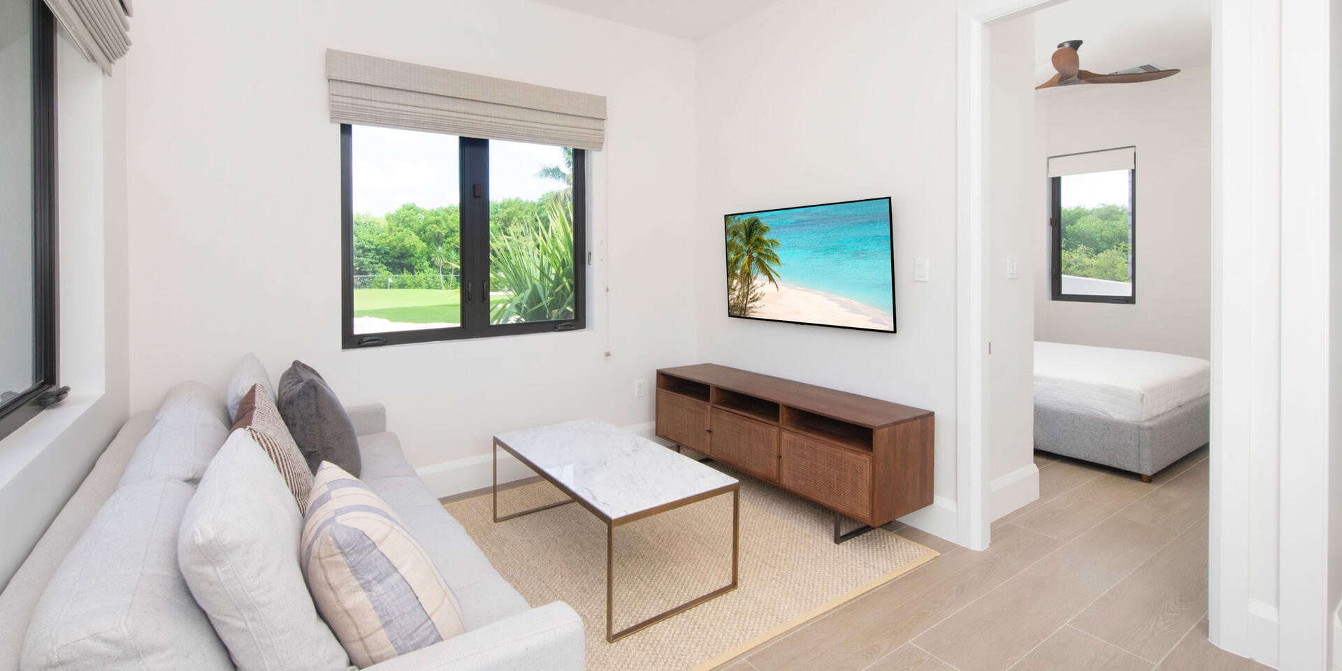 The guesthouse features a living area with SmartTV and kitchenette.