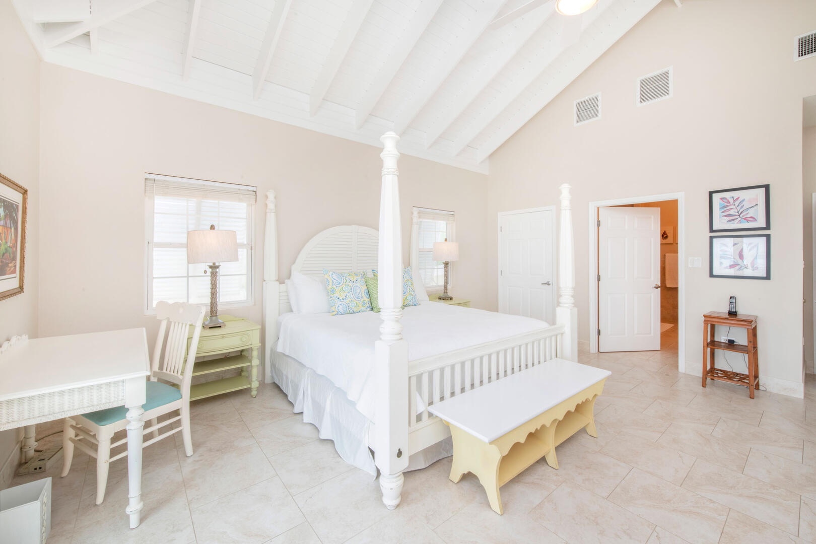 Queen suite with queen bed