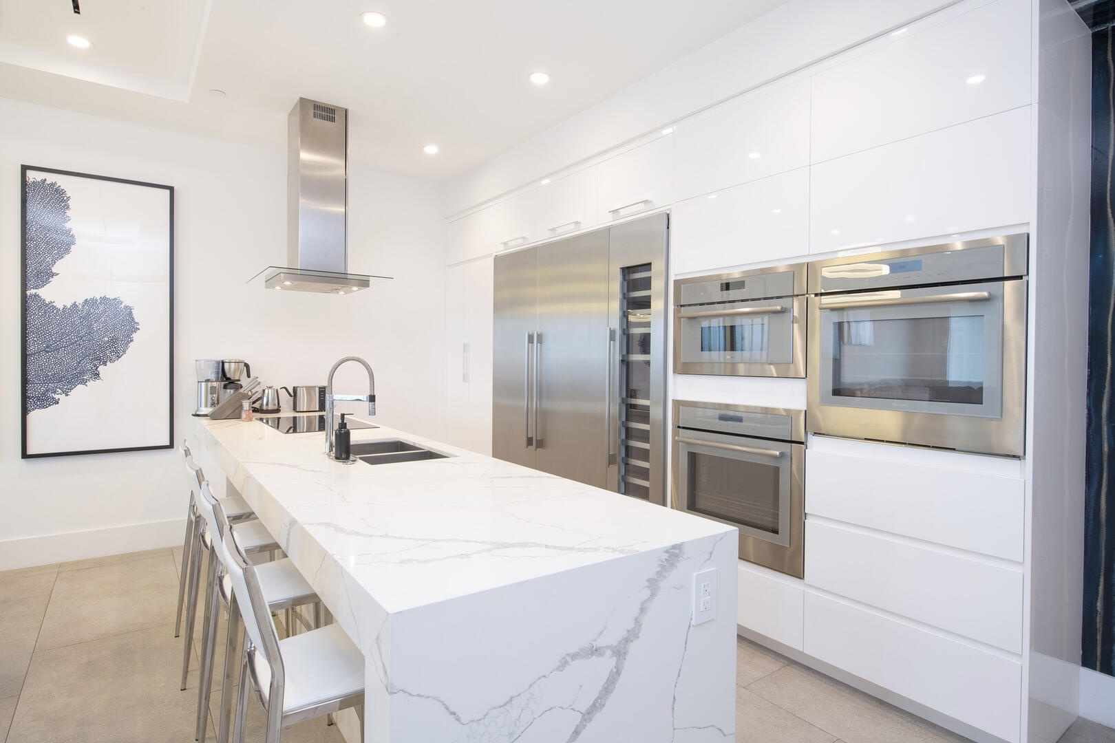 Kitchen with breakfast bar seating for 4.