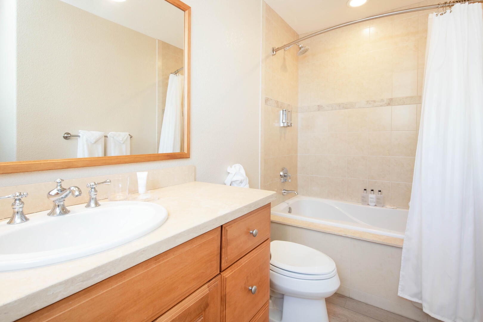 Guest ensuite bath with shower/tub combo.