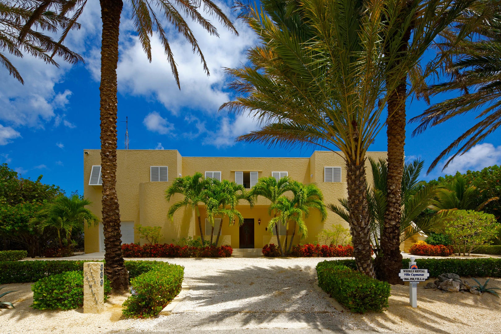 Front entry way to Villa Caymanas.