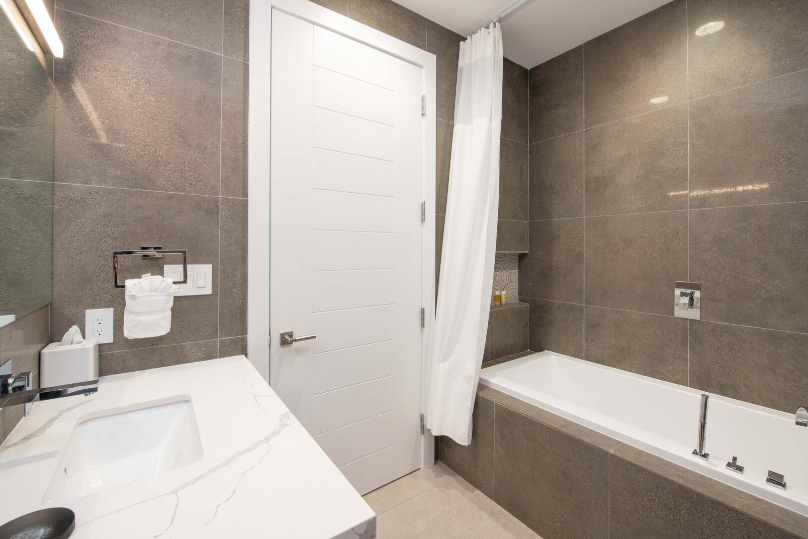 Guest Shared ensuite bathroom.