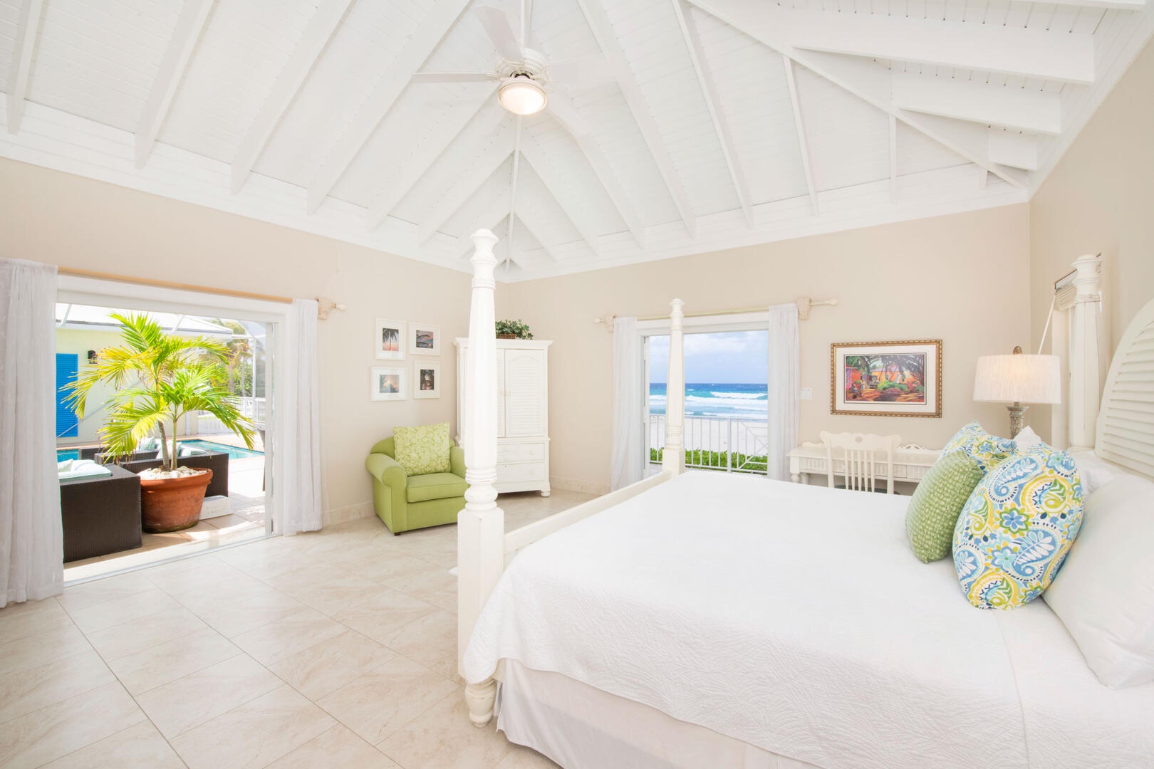 Queen suite with walk-out access to atrium