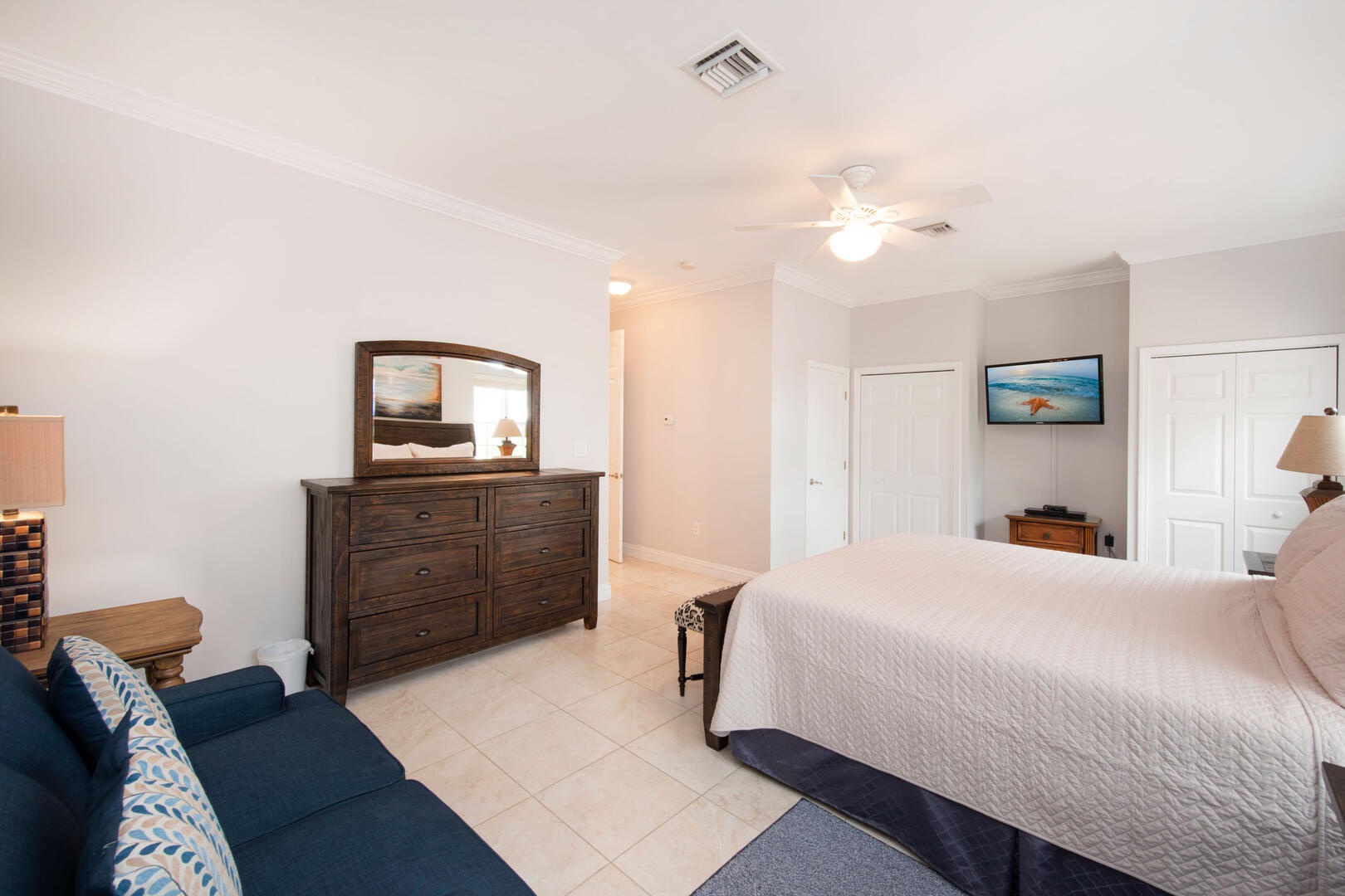 Guest Suite 2b with Quene bed.