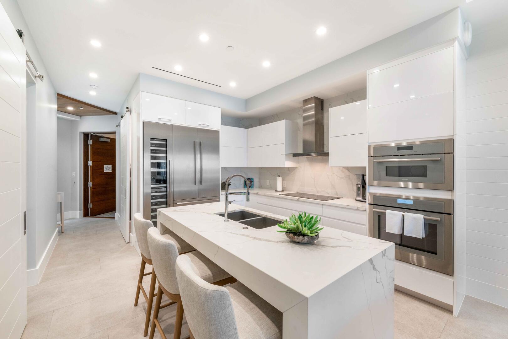 Modern kitchen with gourmet appliances. Cookware, glassware, flatware, and cutlery are all provided.