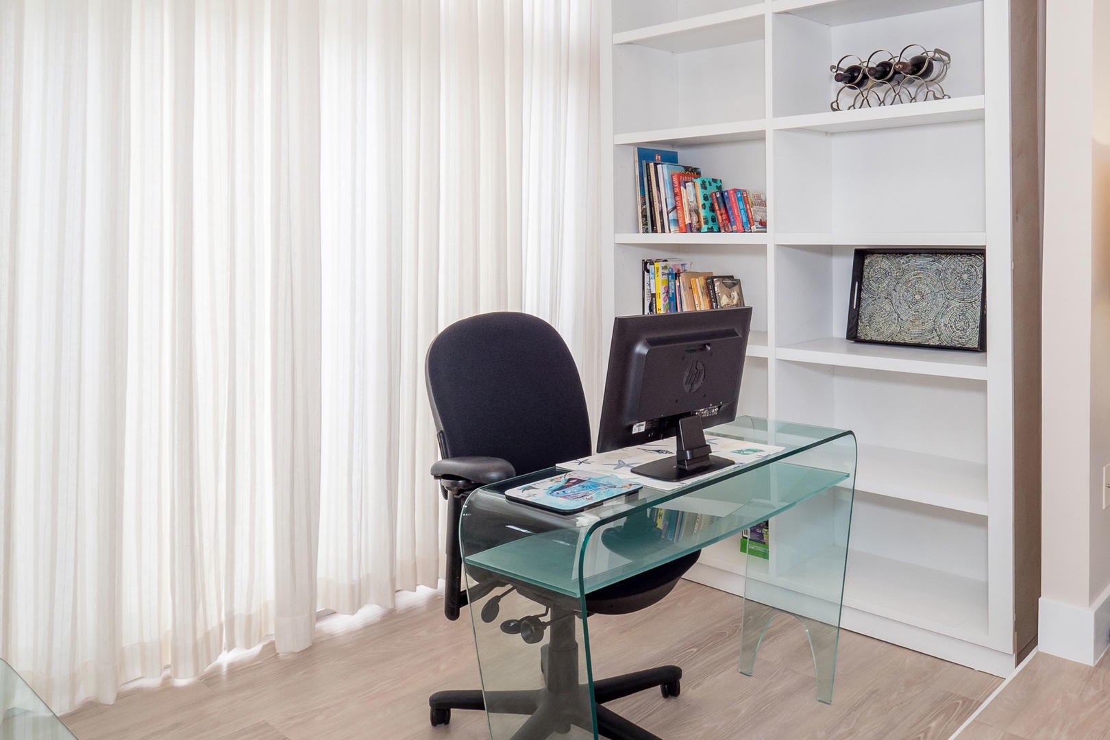 Small work station off the foyer.